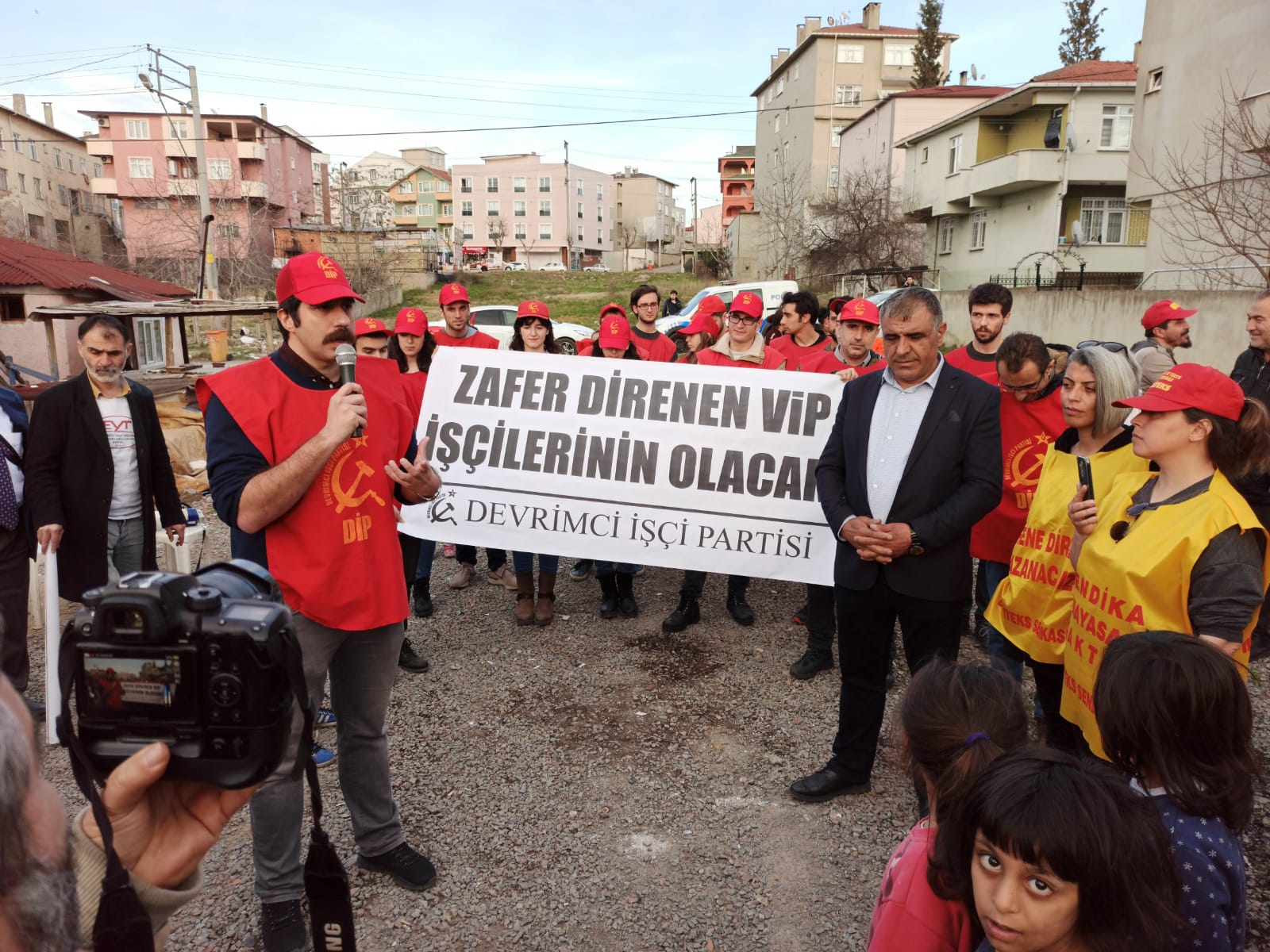 VİP Tekstil direnişi 100. gününde, tüm baskılara rağmen bütün coşkusuyla devam ediyor