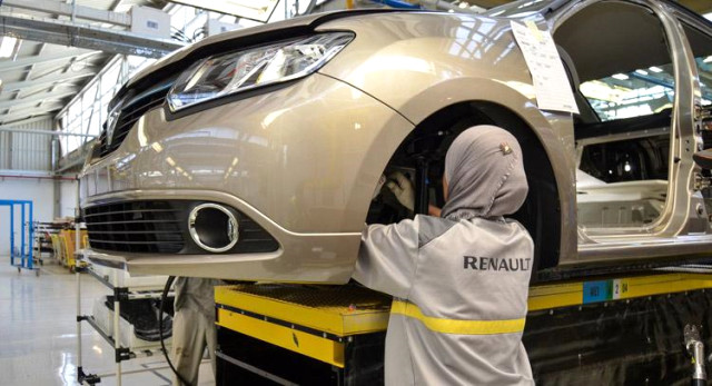 Bursa OYAK Renault'tan bir işçi