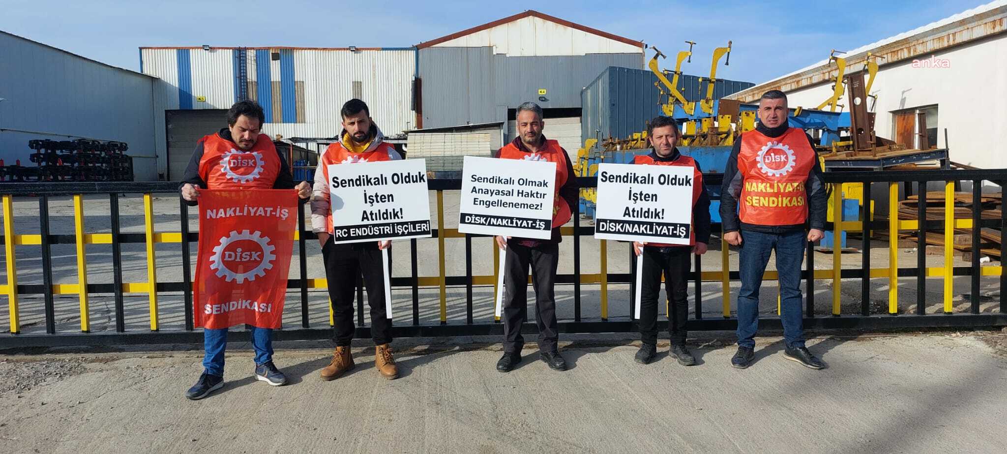 Sivas’ta Ahmetturangazi OSB’de bulunan RC Endüstri Ulaşım Araçları A.Ş fabrikasında DİSK’e bağlı Nakliyat-İş sendikasında örgütlü işçilerin direnişi sürüyor. 