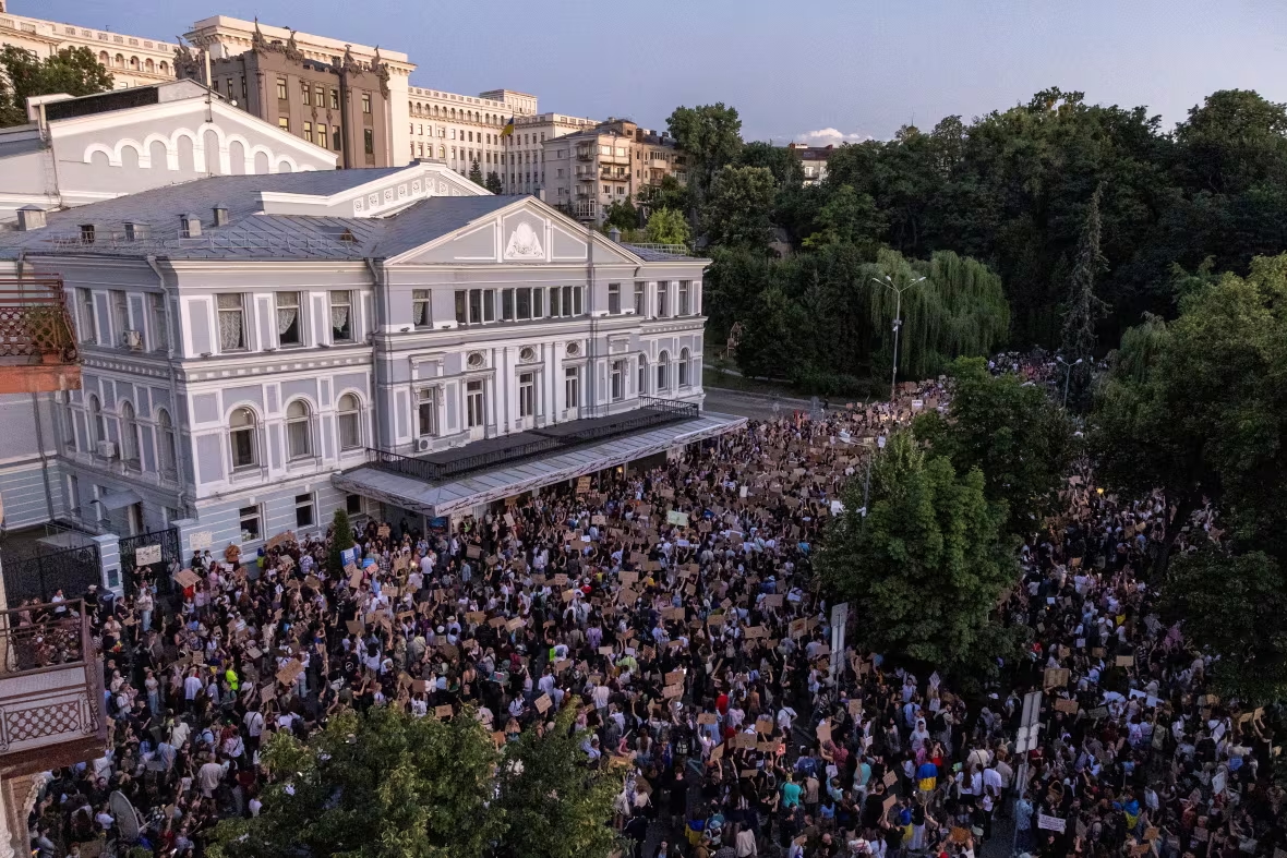 Ukrayna’da Zelenskiy’e karşı yolsuzluk protestoları