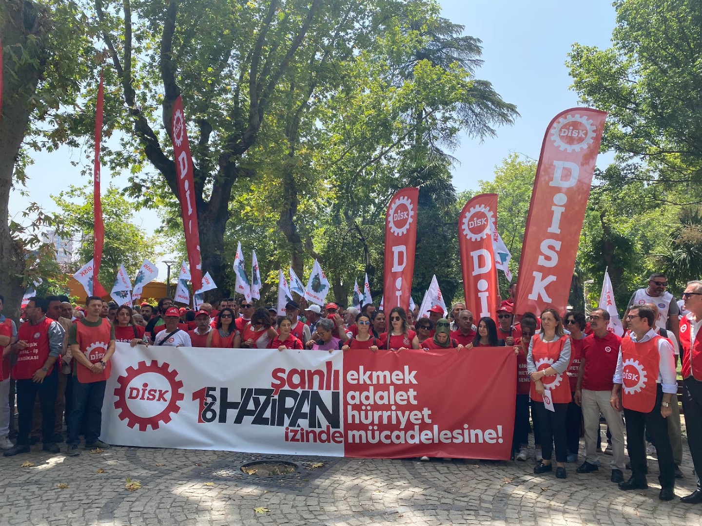 DİSK’in Ankara’ya taşınması kadar kötü olan şey bu kararın tartışılmasının ve eleştirilmesinin engellenmesidir