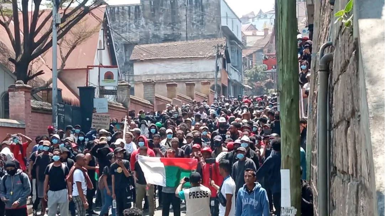 Madagaskar’da yas ve mücadele iç içe!