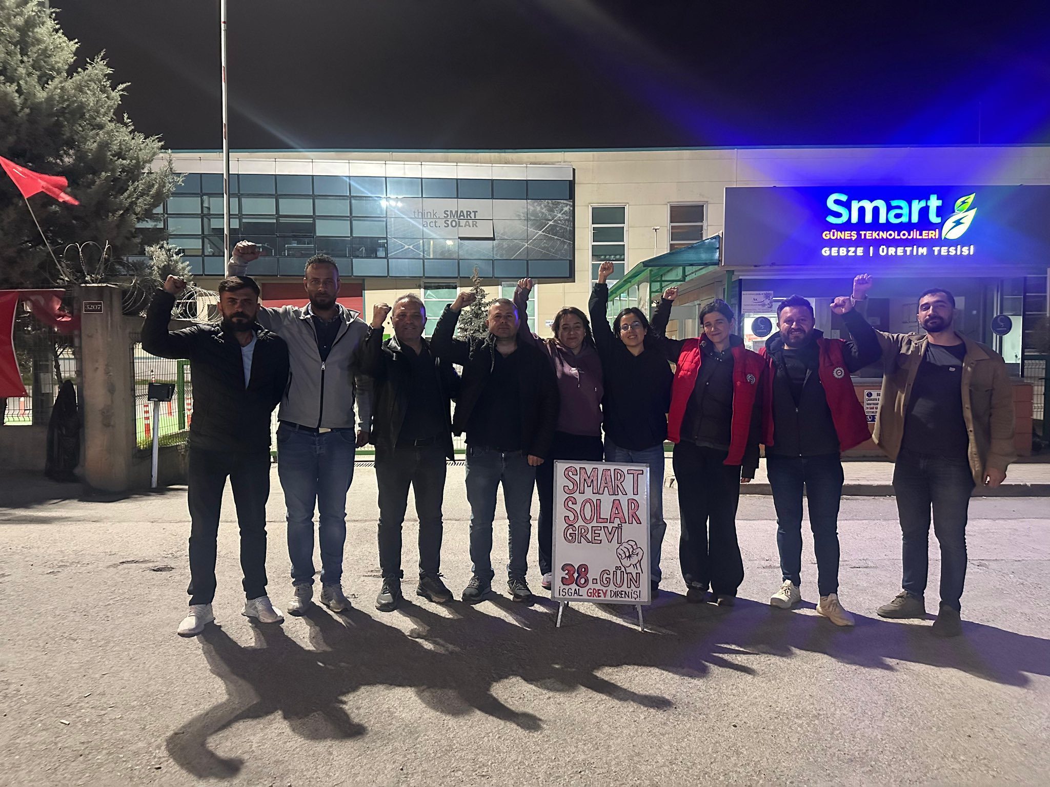Smart Solar grevinden bir işçi kadın: Yaşasın Smart işçisinin emek ve ekmek kavgası! 