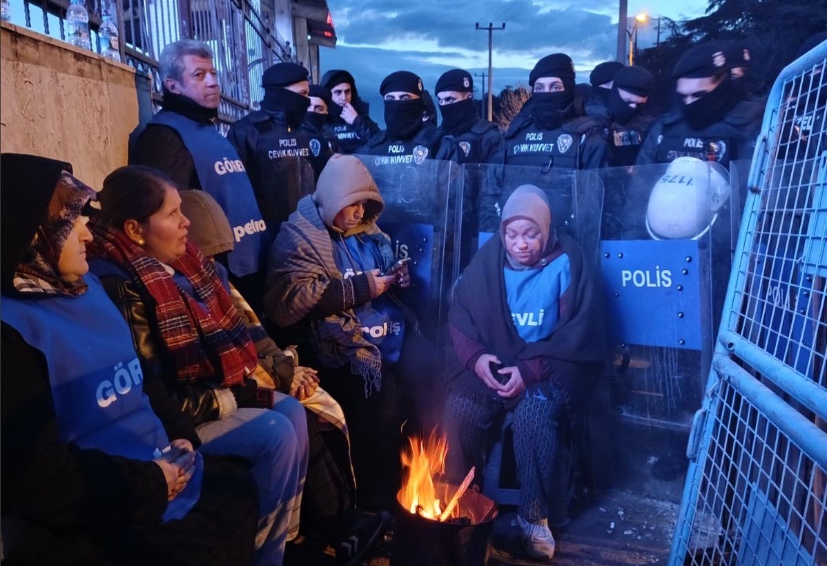 Patronun defalarca anayasayı çiğneyerek grev kırıcılığı yaptığı, en son fabrikadaki üretim araçlarını başka bir fabrikaya taşıdığı Temel Conta fabrikasında 13 aydır süren grev yeni fabrikanın önüne taşındı. İzmir’in Kemalpaşa ilçesinde faaliyet gösteren Temel Conta fabrikasında çalışan, Petrol-İş Sendikası’nda örgütlü işçiler, patronun yetkiye rağmen sendikal haklarını tanımaması ve Toplu İş Sözleşmesi masasına oturmaması nedeniyle 10 Aralık 2024’te greve çıkmıştı. 13 aydır süren grevin ilk gününden bu yana