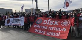 Sendikalaştıkları için ücretsiz izne çıkarılan Migros işçileri direnişe geçti