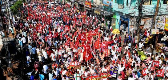 Hindistan emekçileri esnek çalışmaya karşı ayakta