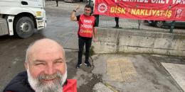 Nakliyat-İş sendikasında örgütlenen Tüvtürk İstanbul Taşıt Muayene İstasyonları İletişim AŞ firması işçileri, 2022 yılında gasbedilen Toplu İş Sözleşmesi (TİS) yapma yetkisini 2025 yılında yargı yoluyla kazandı. Sendika düşmanı tavrını değiştirmeyen patron TİS masasına yanaşmayınca işçiler 13 Aralık tarihinde greve çıktı. Ulaştırma ve Altyapı Bakanlığına bağlı Tüvtürk’te grev kırıcılık yapılıyor. Bakanlık, bir yandan grevcilerin yerine grev kırıcı işçiler çalıştırmaya çabalarken diğer yandan muayene istasyo