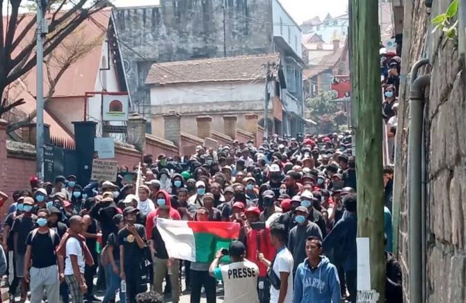 Madagaskar’da yas ve mücadele iç içe!