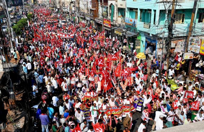 Hindistan emekçileri esnek çalışmaya karşı ayakta