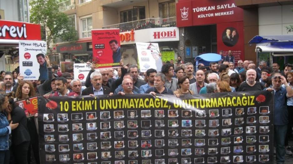 İzmir’de katliamın saati 10.04’te anma yapıldı İzmir’de katliamın saati 10.04’te anma yapıldı