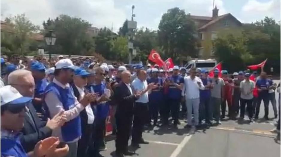 TÜPRAŞ işçisi Koç Holding’in önünde haykırdı: “İş, ekmek yoksa barış da yok!” TÜPRAŞ işçisi Koç Holding’in önünde haykırdı: “İş, ekmek yoksa barış da yok!”