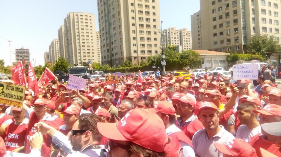 Ataşehir Belediyesi işçileri: Sözleşme hakkımız, söke söke alırız