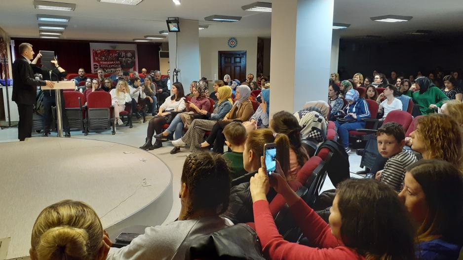 Metal işçisi kadınlar “kadına yönelik şiddete hayır” dedi! Metal işçisi kadınlar “kadına yönelik şiddete hayır” dedi!