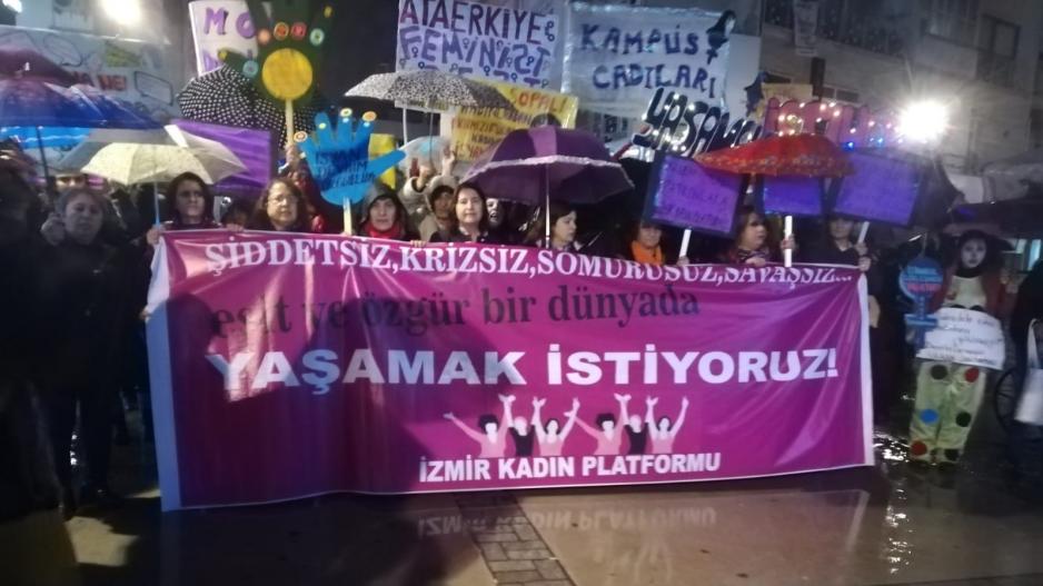 İzmir'de yüzlerce kadın şiddete karşı sokaktaydı