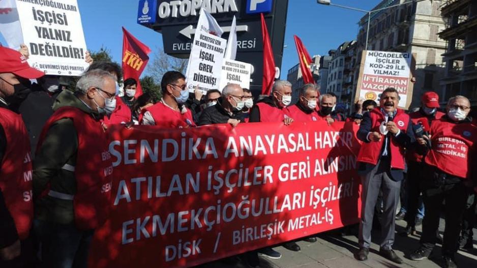 Çorum’da Birleşik Metal-İş’e üye olan, sendikalaşma hakkı ve Kod29 ile işten çıkartmalara karşı 65 gündür direnen Ekmekçioğulları işçileri Çorum ve İstanbul’da eş zamanlı eylem yaptı. 