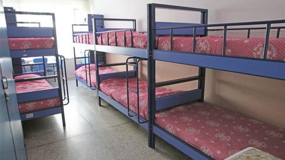 Üniversitelerin bir buçuk yıl aradan sonra yüz yüze eğitime başlamasıyla beraber öğrenciler barınacak yer arayışına girdi. Ancak ateş pahası kira bedelleri ve akıl almaz yurt ücretleri nedeniyle onlarca üniversite öğrencisi açıkta kalma tehlikesiyle karşı karşıya. İstanbul genelinde ortalama kira artışı yüzde 50 olsa da bazı semtlerde geçen yıla göre ev kiraları üç kat; Ankara ve İzmir’de yüzde 30 civarında arttı. Bir araştırmaya göre İzmir dünya genelinde kira fiyatlarının en çok arttığı şehir olurken Anka