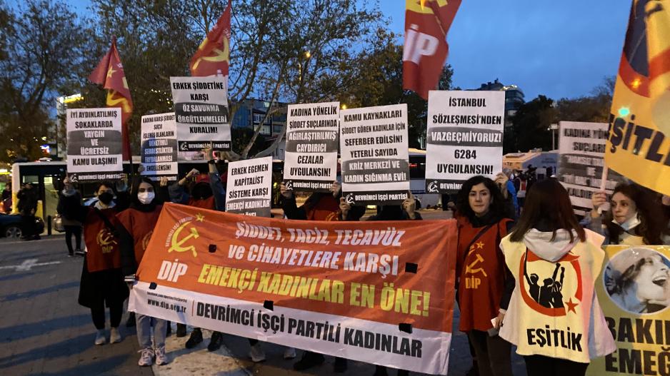 İstanbul Kadıköy’de sömürüye ve şiddete karşı emekçi kadınlar en öne diyerek alandaydık! İstanbul Kadıköy’de sömürüye ve şiddete karşı emekçi kadınlar en öne diyerek alandaydık!