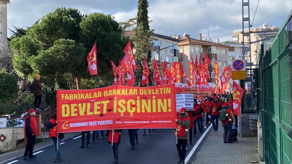 Devrimci İşçi Partisi fabrikalarda, çarşıda-pazarda, meydanlarda mücadele ve örgütlenme çağrısını yükseltmeye devam ediyor: “Hak verilmez alınır! Zafer sokakta, işgalle, grevle, direnişle kazanılır!”