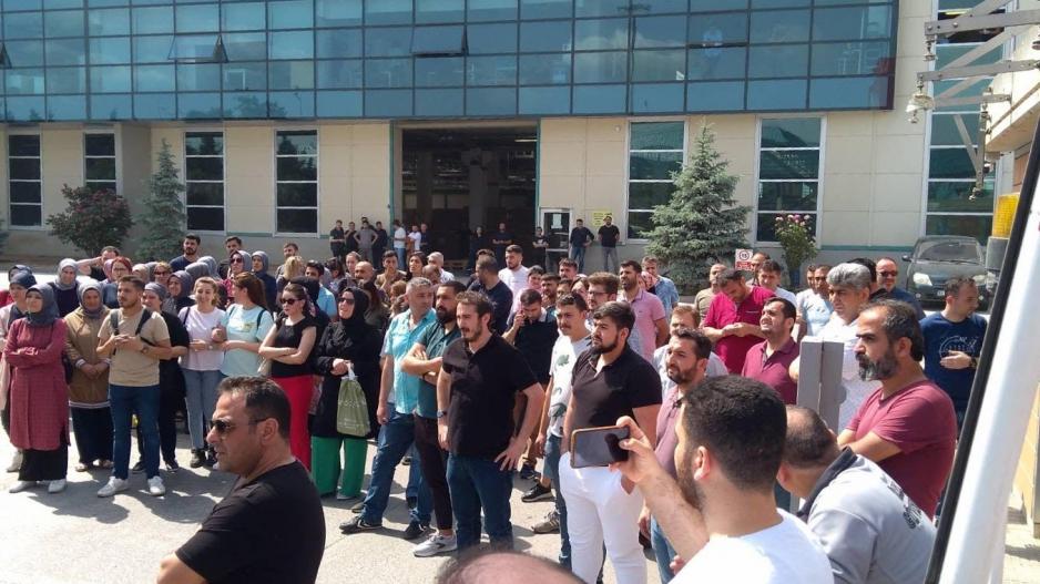 Smart Solar işçileri sendikasıyla kucaklaştı, fabrika önünde haykırdı: Sendika haktır, engellenemez! Smart Solar işçileri sendikasıyla kucaklaştı, fabrika önünde haykırdı: Sendika haktır, engellenemez!