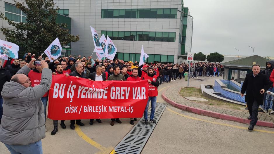 Metal işçisi grevi seçti: Haklarını söke söke alıyor!