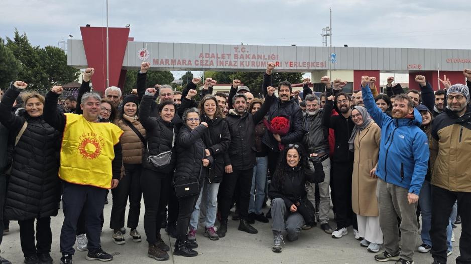 Dersimiz dayanışma dedi; öğrencilerini ve işçileri iş, aş, hürriyet mücadelesinde yalnız bırakmadı! Onlar da Levent yoldaşımızı! Dayanışma dersi, geride kimseyi bırakmamak için açık derslerle, sınıf okullarıyla devam ediyor!